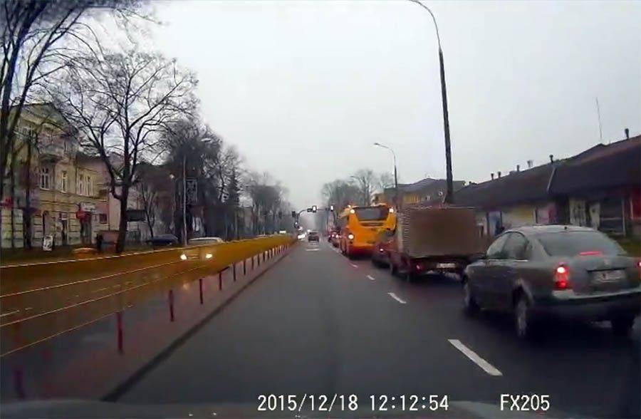 Takiego kierowcy jeszcze nie widzieliście! Musicie to zobaczyć! KONIECZNIE!!! [VIDEO]