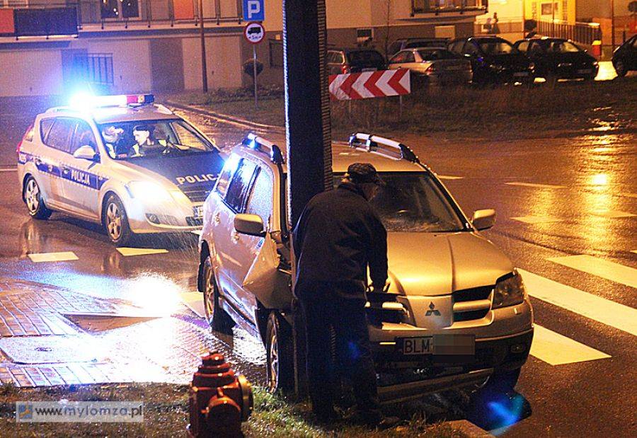 Mitsubishi na latarni. Kierowca w szpitalu [FOTO i VIDEO]