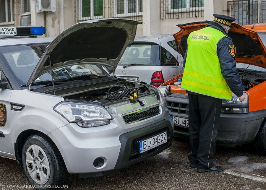 Problem z odpaleniem auta? Strażnicy miejscy pomogą