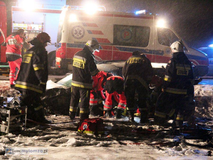 Osobówką w tira. Groźny wypadek pod Miastkowem [VIDEO i FOTO]