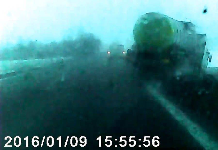 Śmiertelny wypadek na DK61. Zdarzenie zarejestrował wideorejestrator [VIDEO]