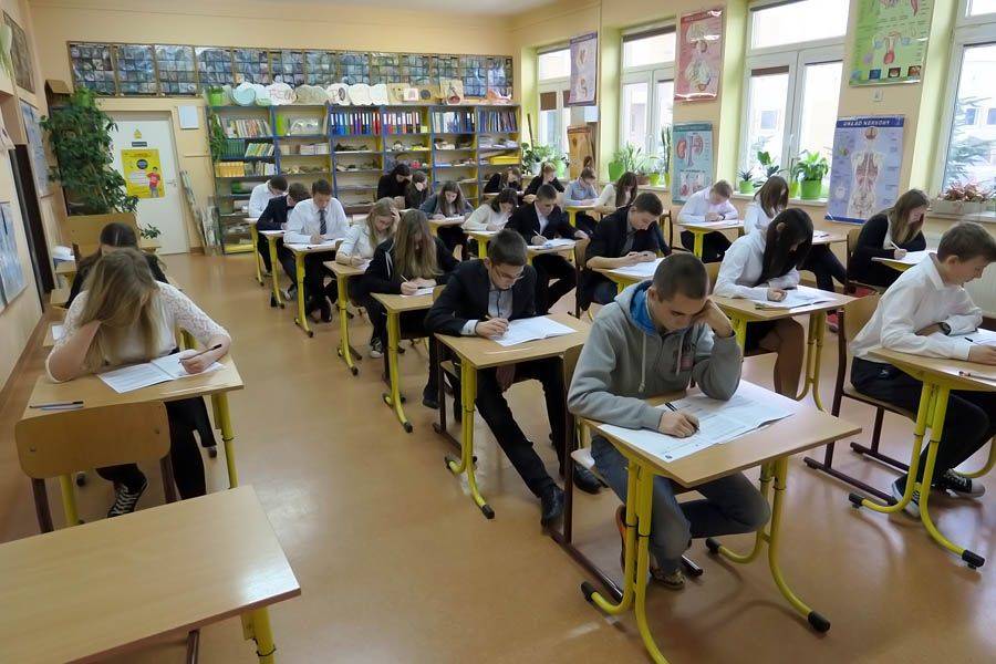 Gimnazjaliści z Piątnicy piszą próbny egzamin [FOTO]