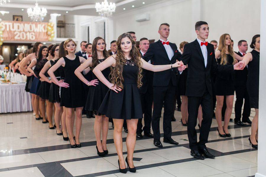 Uczniowie ZSCKR w Marianowie na Studniówce [FOTO]