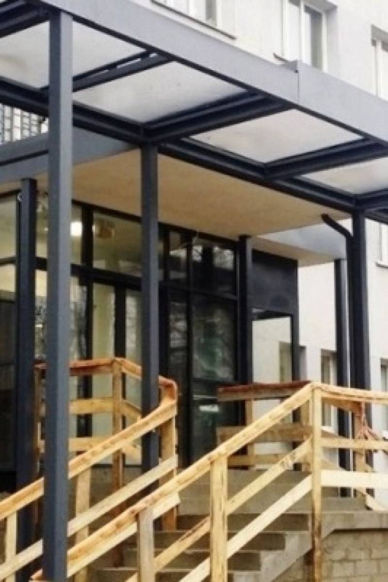 Główne wejście do budynku KMP znów otwarte