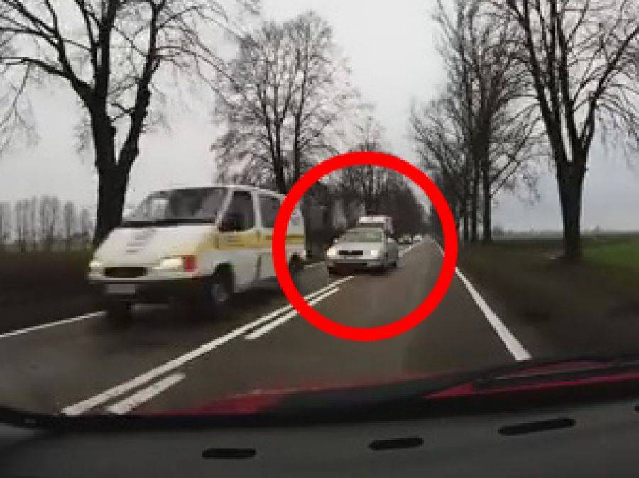 Szaleniec w skodzie na drodze Łomża - Kolno [VIDEO]
