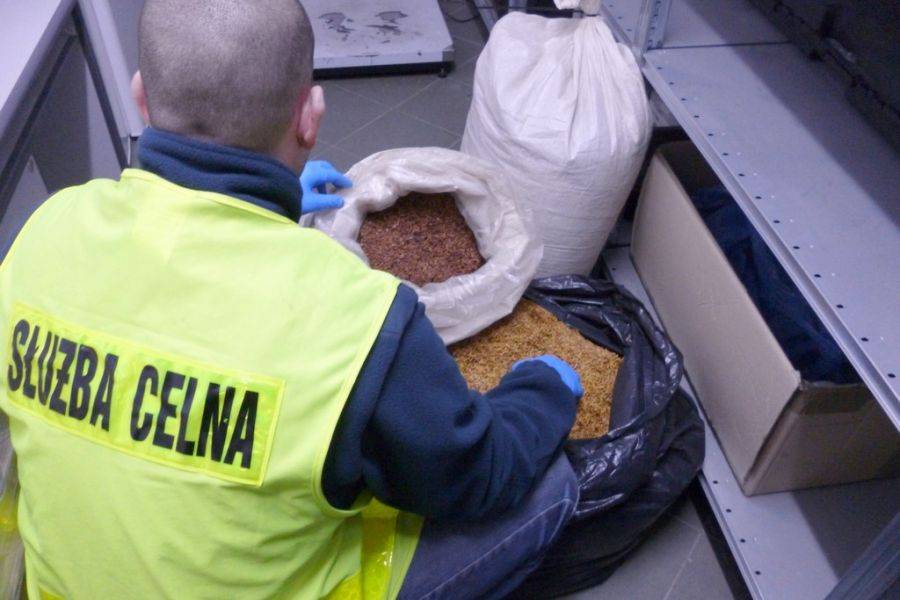 Nielegalne papierosy i tytoń przechwycone przez łomżyńskich celników
