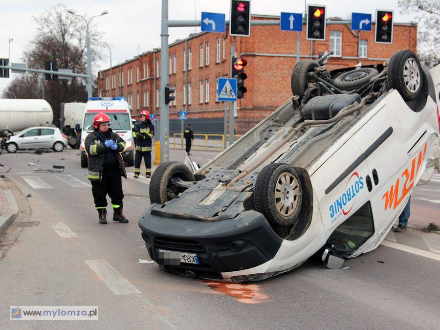 Dachowanie na skrzyżowaniu Legionów / Przykoszarowa [FOTO]
