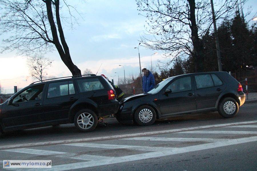 Stłuczka na Al. Legionów. Zderzyły się dwa volkswageny [FOTO]