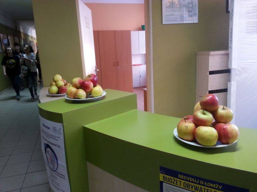 Uczniowie Wety promują jedzenie polskich jabłek w szkole [FOTO]