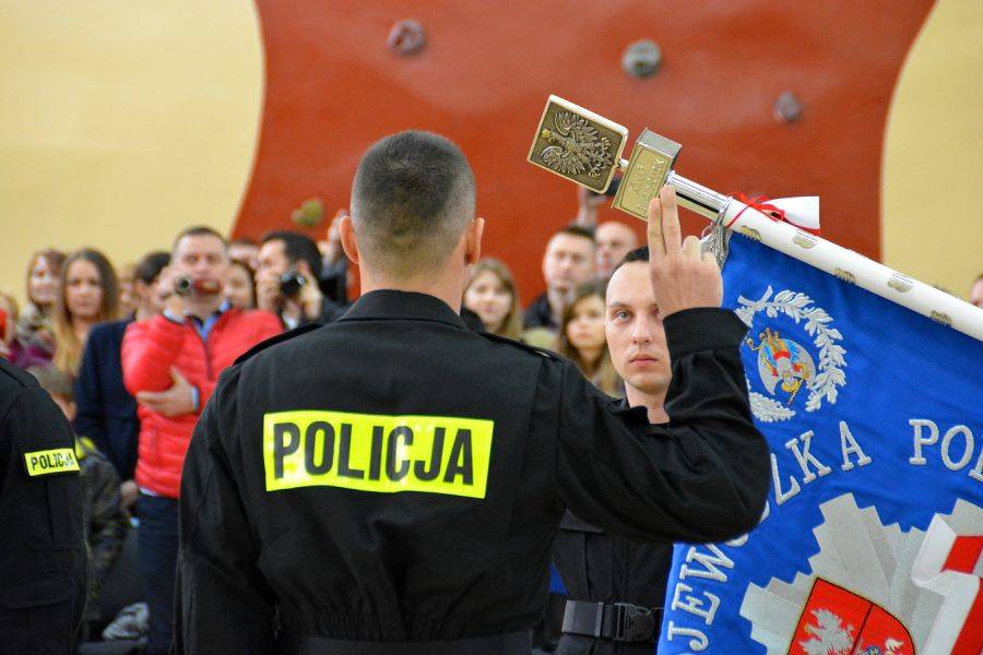 Siedmiu nowych policjantów trafi do łomżyńskiej komendy