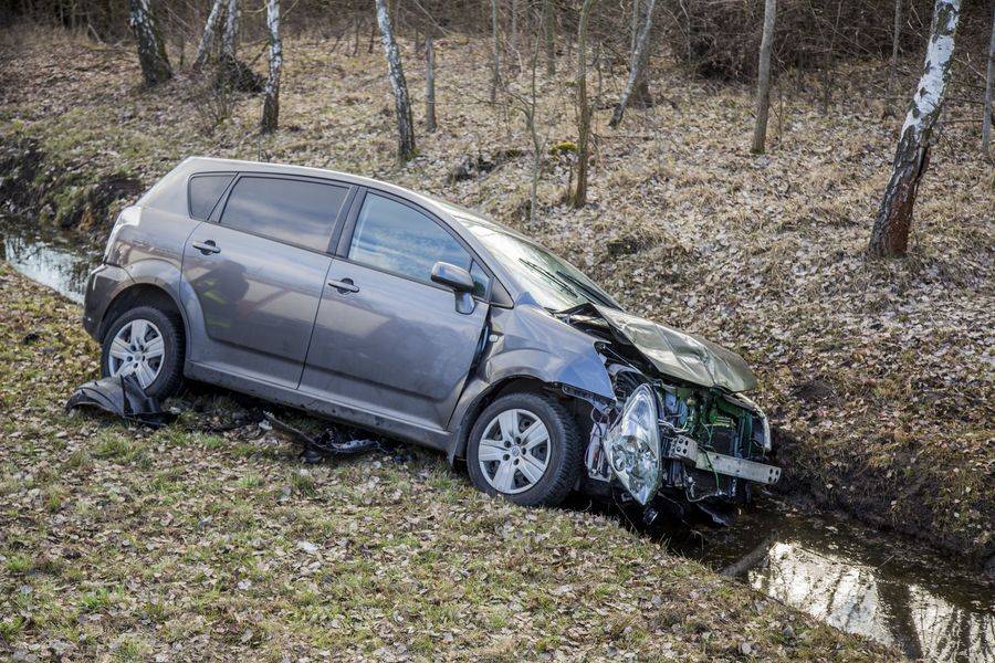 Zderzenie trzech samochodów. Dwie osoby w szpitalu [FOTO]