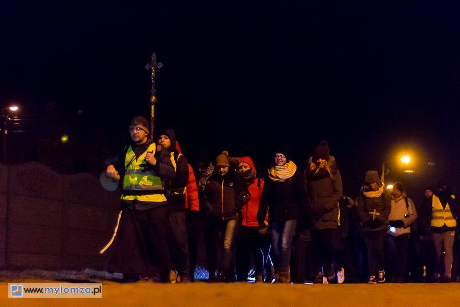 Wyruszyli w wędrowną, nocną Drogę Krzyżową [VIDEO i FOTO]