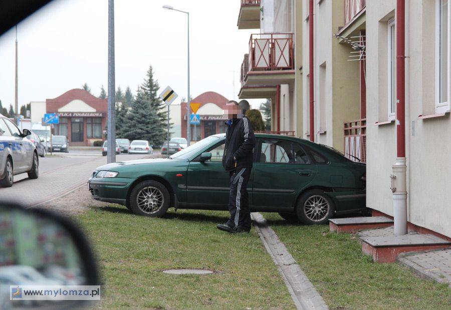Auto stoczyło się na… balkon [FOTO]