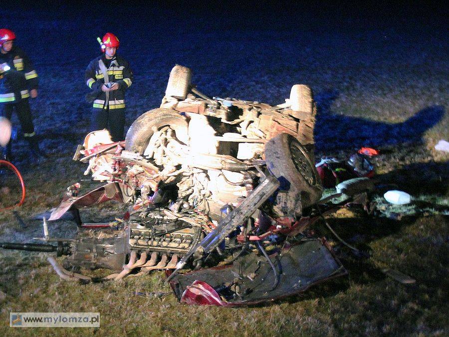 Doszczętnie rozbite BMW. Młody kierowca w stanie ciężkim! [FOTO]