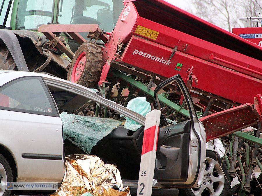 Rozpędzona honda wjechała w siewnik! Dwie osoby w szpitalu, w tym kobieta w ciąży! [FOTO]