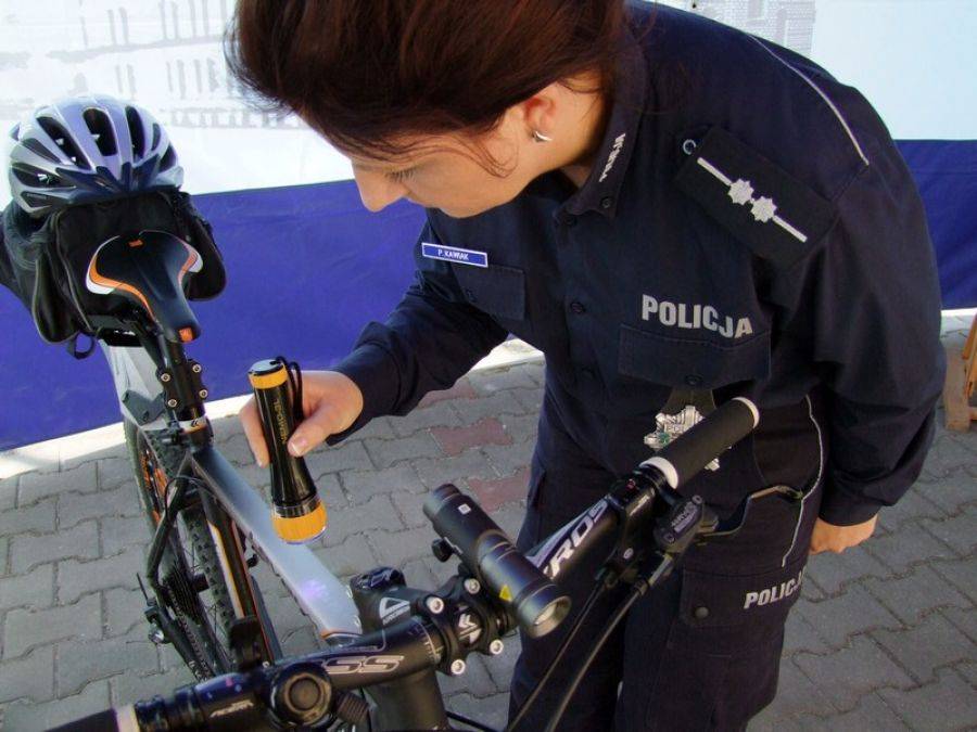 Policjanci przypominają o możliwości oznakowania roweru