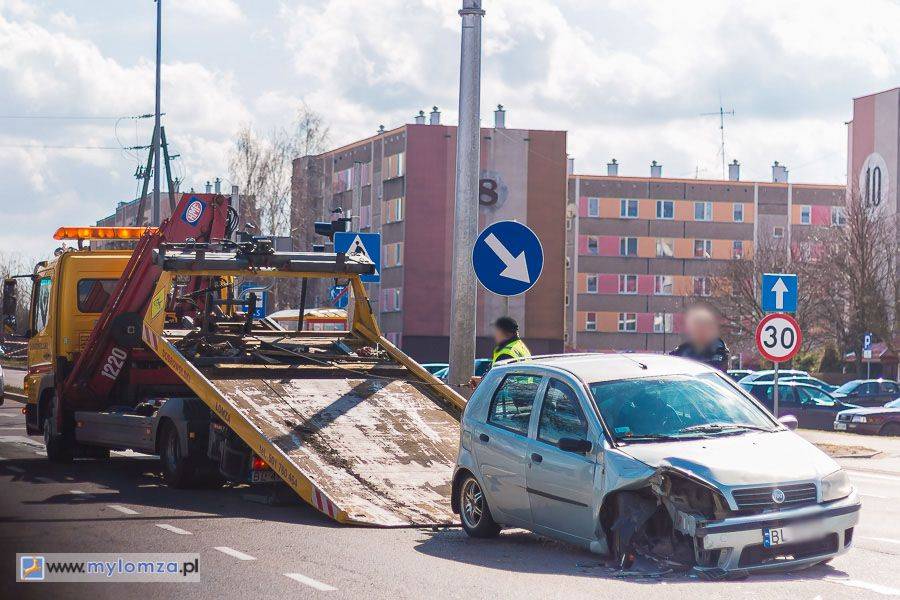 Fiat punto kontra ciężarowe volvo [FOTO]