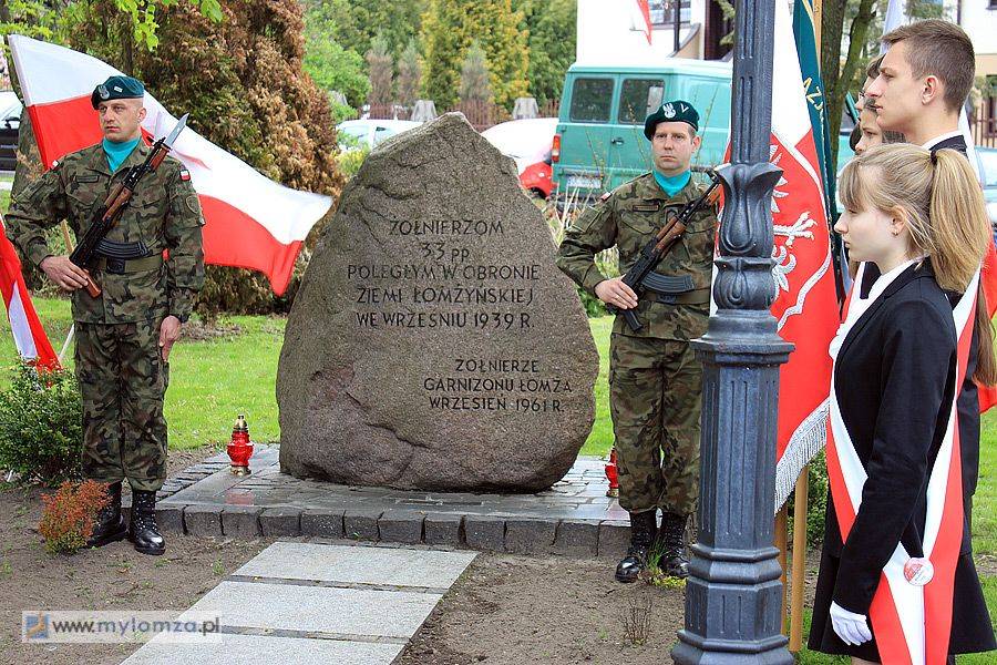 Piątnica: Kwiaty pod Pomnikiem Żołnierzy 33 pp