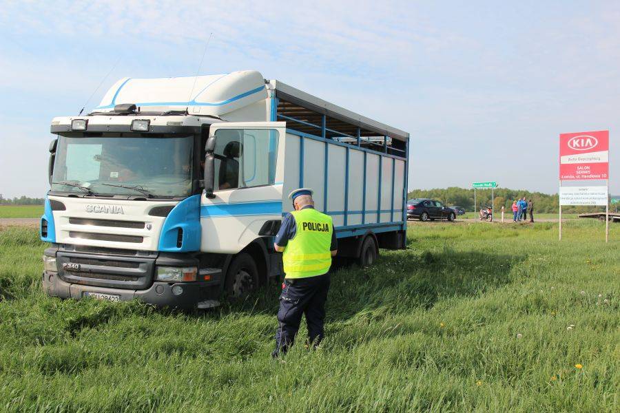 Motorowerzysta w szpitalu po zderzeniu z ciężarówką [FOTO]