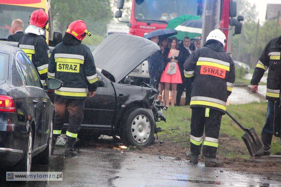 Jechali na wesele. W Śniadowie mieli wypadek! [FOTO]