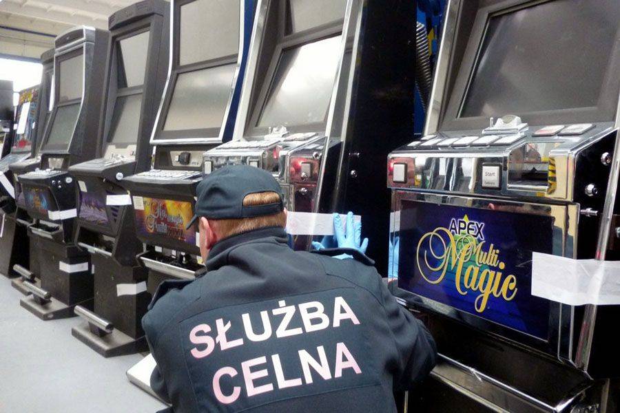 Papierosy z przemytu i nielegalne automaty w rękach celników