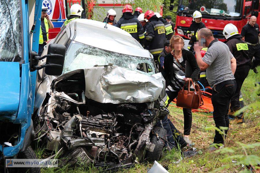 Groźna czołówka za Zbójną. Kierująca zakleszczona w aucie! [FOTO]