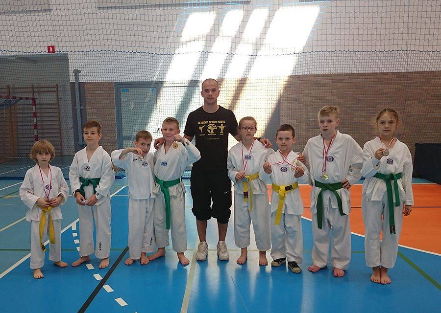 Medale młodych taekwondzistów