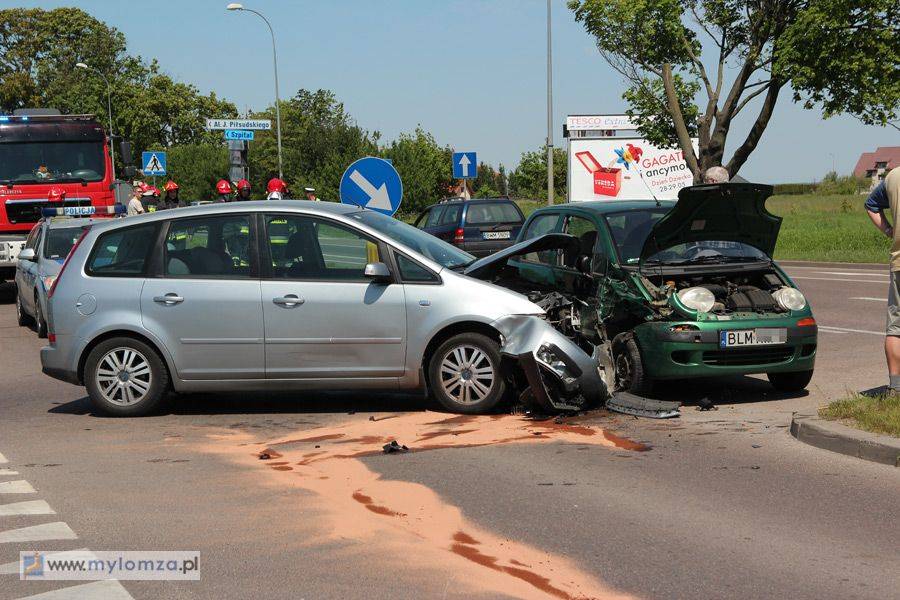 Jedna osoba w szpitalu po zderzeniu Forda z Matizem [FOTO]