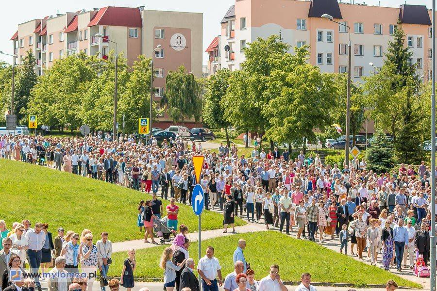 Boże Ciało. Tysiące wiernych w procesjach [FOTO]