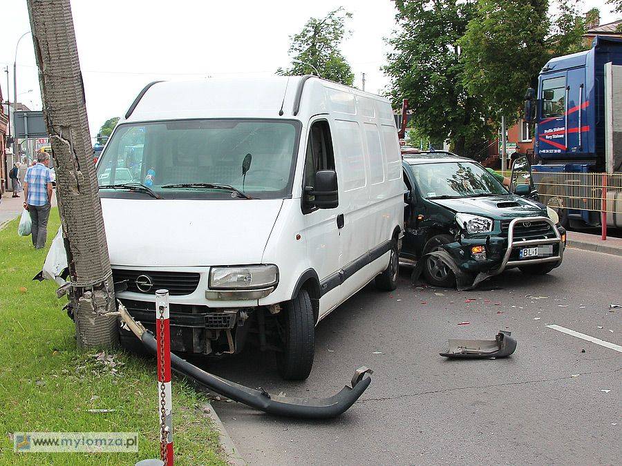 Uderzył w latarnię i uciekł [FOTO]