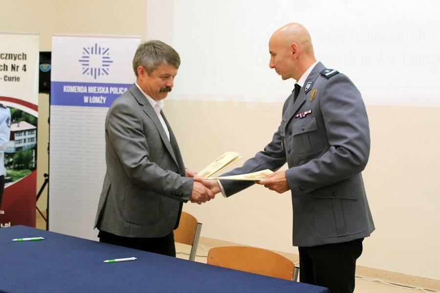 Komenda Miejska Policji w Łomży współpracuje z Budowlanką  w zakresie edukacji klas policyjnych [FOT