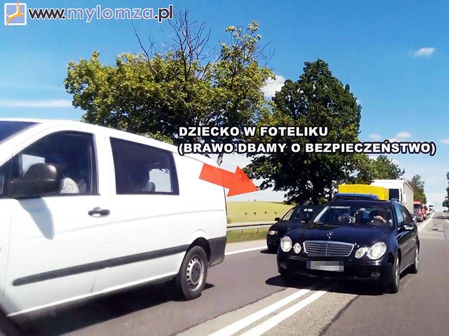 Niecierpliwy kierowca. Korki nie dla niego! [VIDEO]