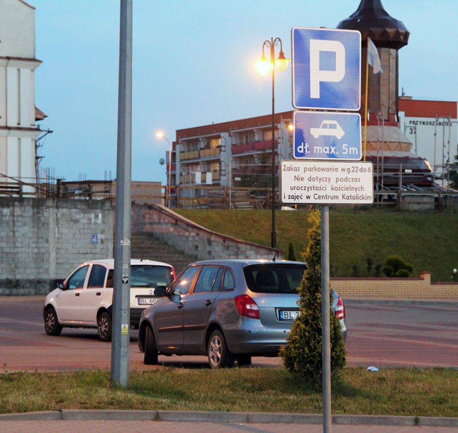 Z przykościelnego parkingu zrobili komis samochodowy!