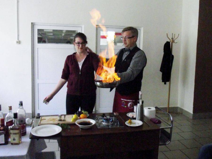 Triki i flambirowanie  na kursie kelnerskim w Wecie [FOTO]