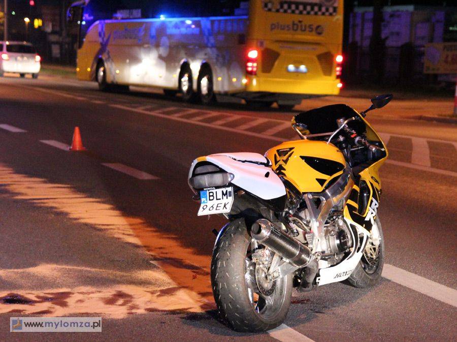 Nie zauważył wysepki? Wypadek motocyklisty na Al. Legionów! [FOTO]