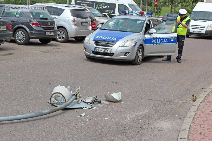 Na Mazowieckiej volvo ścięło latarnię [FOTO]