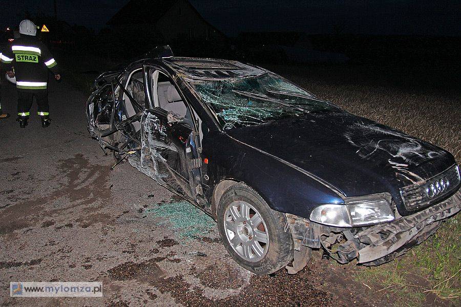Dachowanie audi. Ranny kierowca uciekł z miejsca zdarzenia! [FOTO]