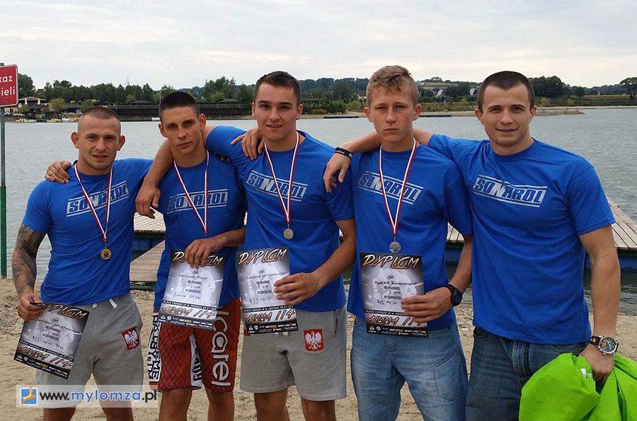 Zwycięstwa fighterów w oktagonie na... wodzie [FOTO]