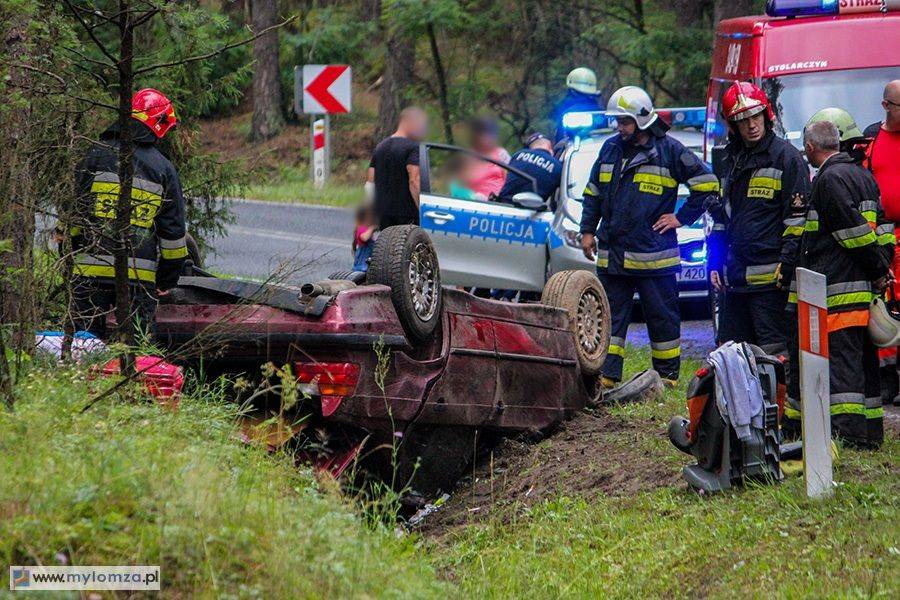 Groźne dachowanie na granicy województw! [FOTO]