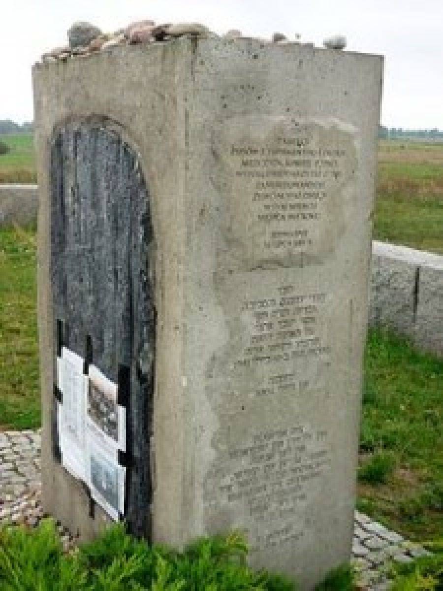 Jedwabne: Potępili rasistowskie napisy