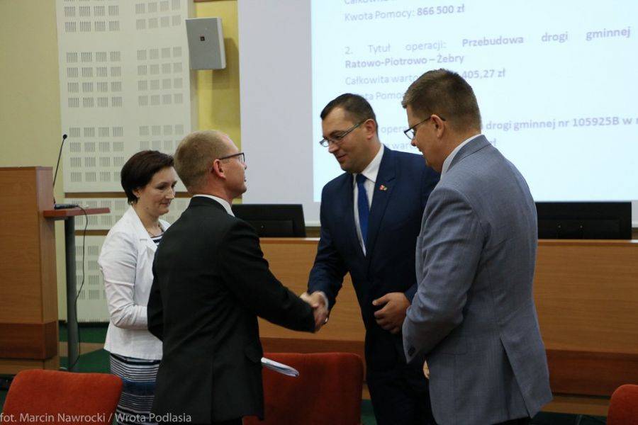 Podpisanie umów na realizację dróg w Gminie Śniadowo