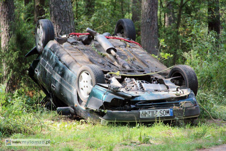 Groźne dachowanie. Kierowca uciekł z miejsca zdarzenia [FOTO]