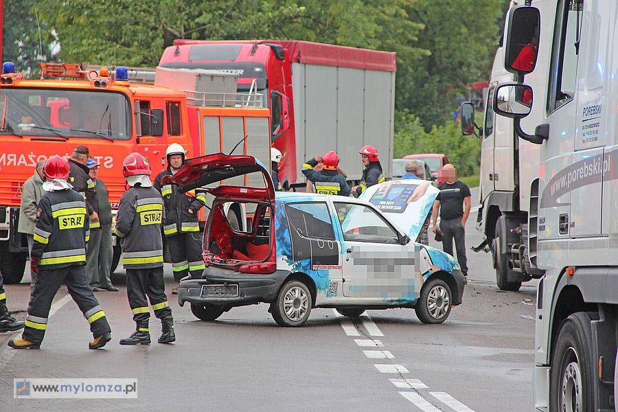 TIR kontra seicento w Śniadowie. Zablokowana droga Łomża - Ostrów Mazowiecka [FOTO]