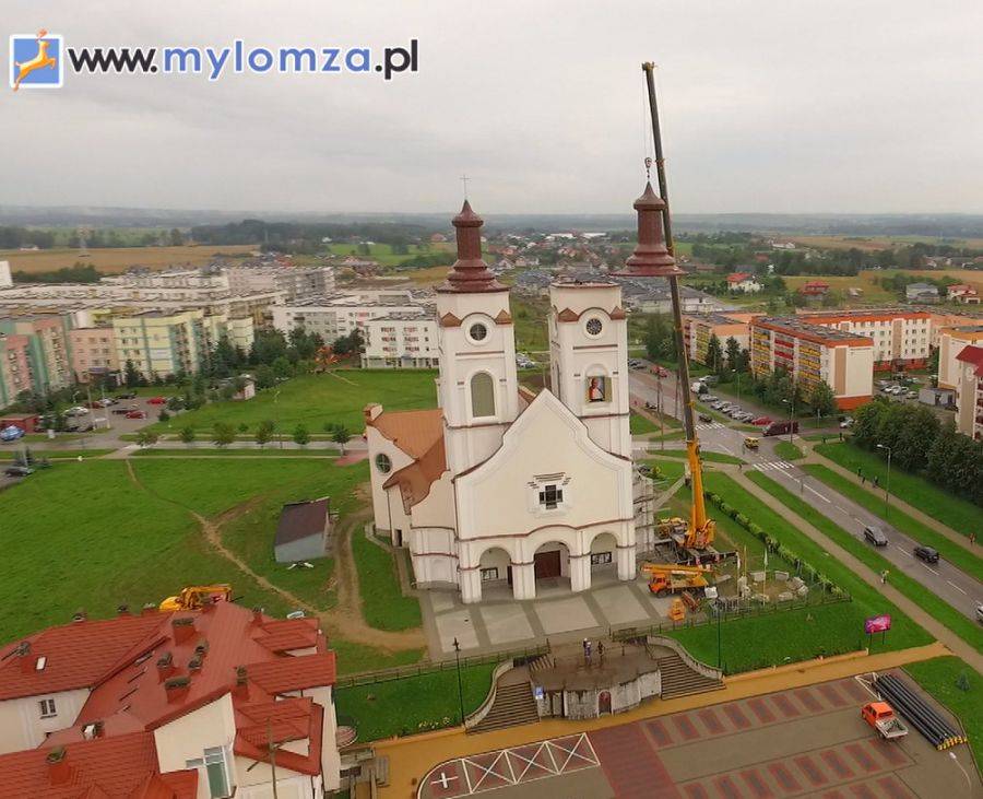 Zobacz montaż kopuły na wieży Kościoła pw. Krzyża Św. w Łomży z lotu ptaka! [VIDEO i FOTO]