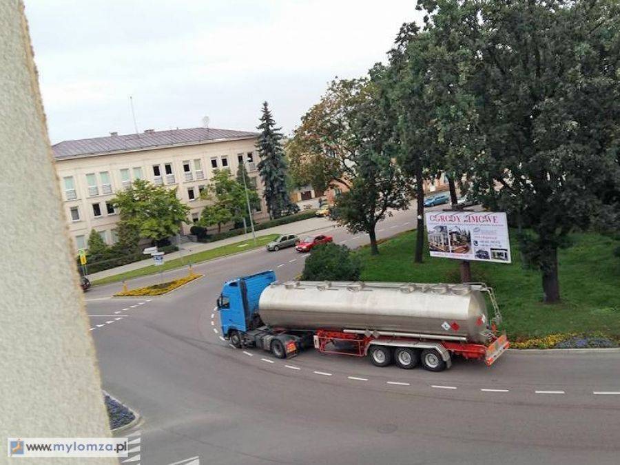 Czy można przejechać po rondzie pod prąd? Niektórzy to potrafią! [FOTO]
