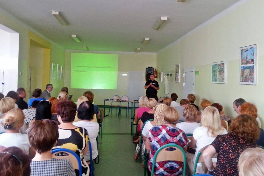 Policjanci spotykają się z nauczycielami