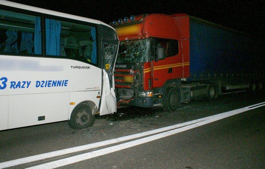 Autobus wpadł pod dwie ciężarówki!- FOTO