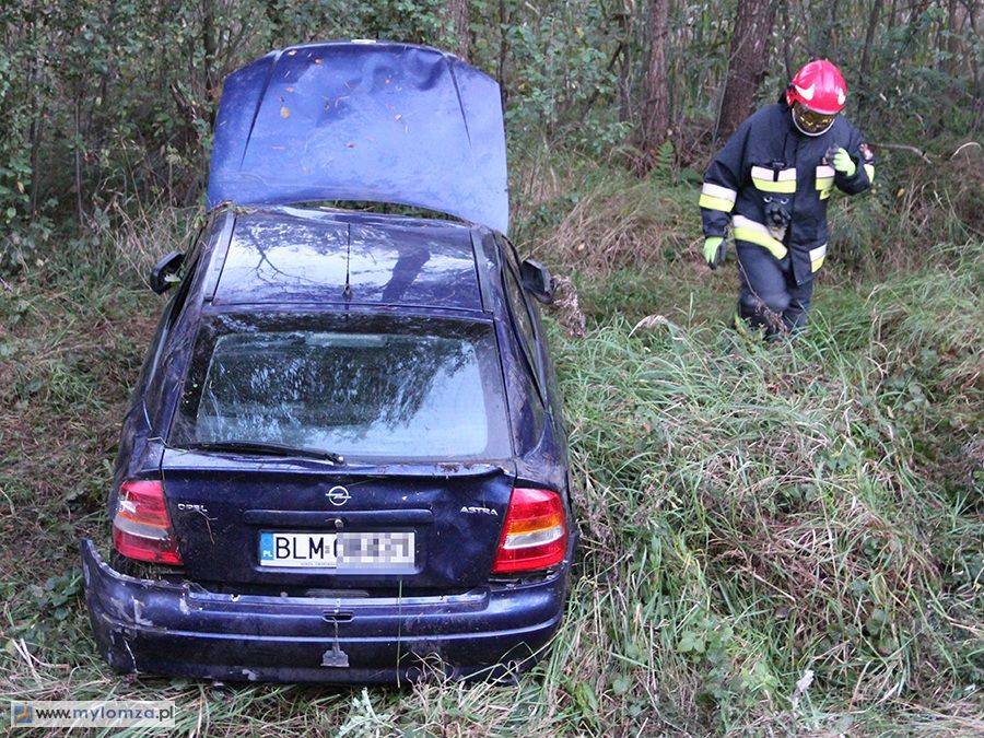 Dachowanie opla. Kierowca uciekł z miejsca zdarzenia [FOTO]