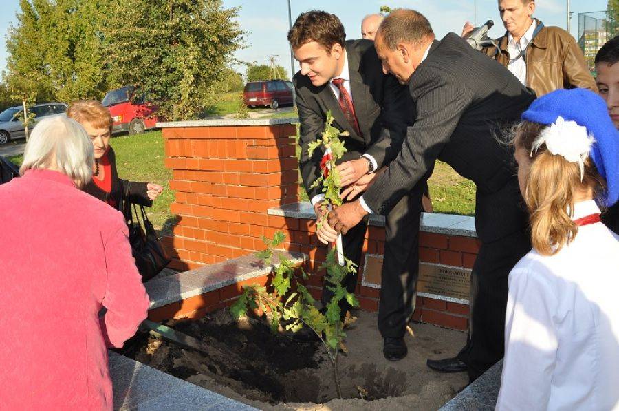 Zabity strzałem w tył głowy. Ma już swój pomnik- galeria FOTO