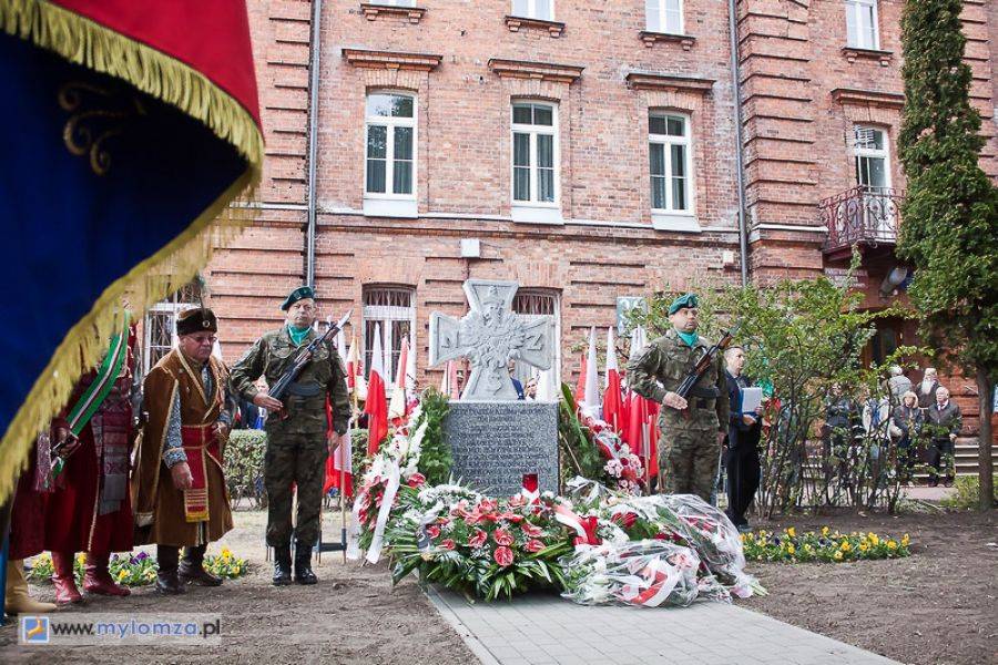 W Łomży odsłonięto pomnik poświęcony Żołnierzom Podziemia Narodowego Ziemi Łomżyńskiej [VIDEO i FOTO